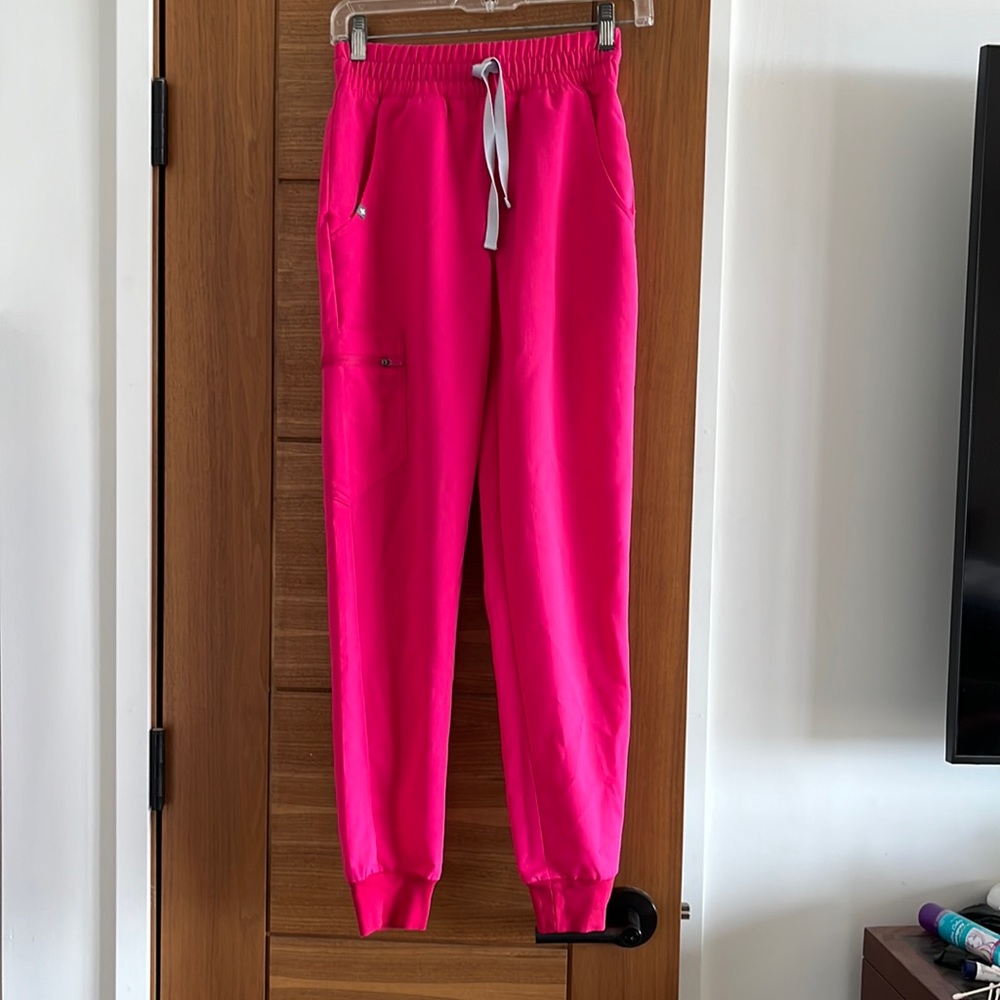 Figs xxs high waist jogger. Regulate length. Excellent condition. Shocking pink
